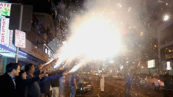 దీపాలు వెలిగించేప్పుడు, టపాకులు కాల్చేప్పుడు జాగ్రత్త.. శానిటైజర్‌కు దూరంగా ఉండండి: వైద్యులు