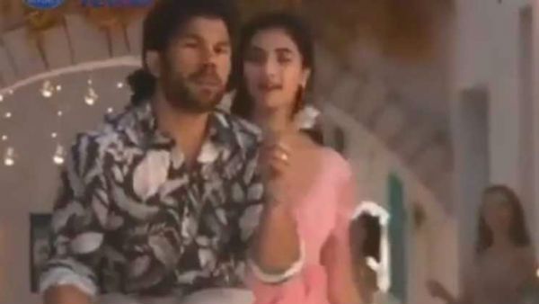 మొన్న భార్యతో బుట్టబొమ్మ సాంగ్ ఇరగదీసిన వార్నర్ నేడు పూజా హెగ్డేతోనే...వీడియో వైరల్