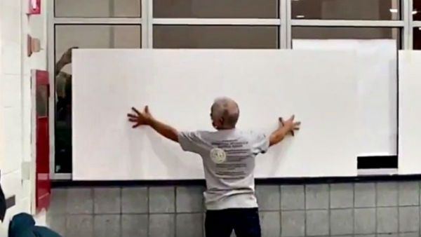 కిటికీ అద్దాలను కప్పేసి, అబ్జర్వర్లను బయటికి పంపి: బ్యాలెట్ల కౌంటింగ్: ట్రంప్ డౌట్లు నిజమేనా?