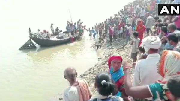 గంగానదిలో పడవ బోల్తా: ప్రమాద సమయంలో 100 మందికి పైగా: చివరిదశ పోలింగ్ వేళ కలకలం