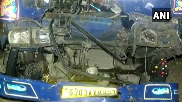 గుజరాత్ లో ఘోర రోడ్డు ప్రమాదం... 10మంది మృతి ,17 మందికి గాయాలు