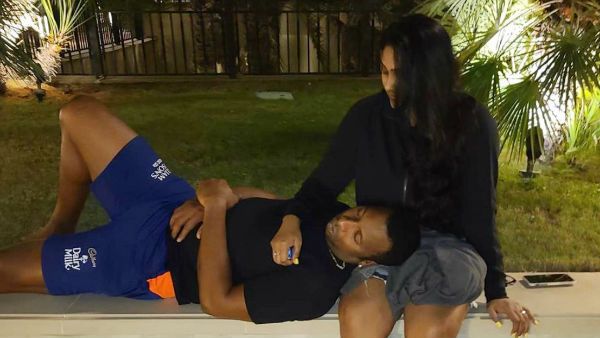 తుఫాన్ ముందు ప్రశాంతత: భార్య ఒడిలో కునుకు తీస్తోన్న హార్డ్ హిట్టర్: రెచ్చిపోతే..చుక్కలే