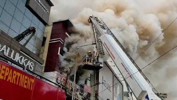 కేపీహెచ్‌బీ‌లోని షాపింగ్ మాల్‌లో భారీ అగ్ని ప్రమాదం: పెద్దఎత్తున ఆస్తి నష్టం