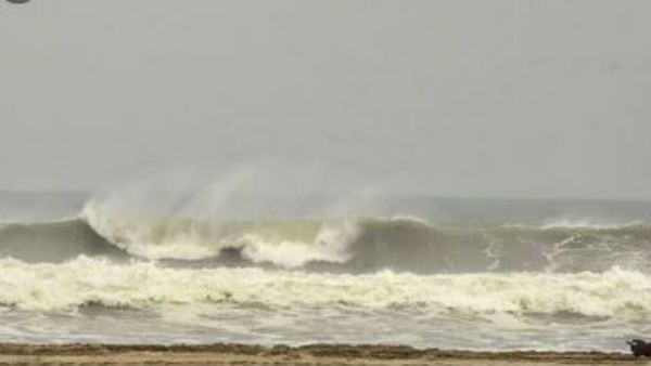 నీవర్ సైక్లోన్: అర్ధరాత్రి పుదుచ్చేరి సమీపంలో తీరం దాటే ఛాన్స్.. తమిళనాడు సర్కార్ కూడా అలర్ట్..