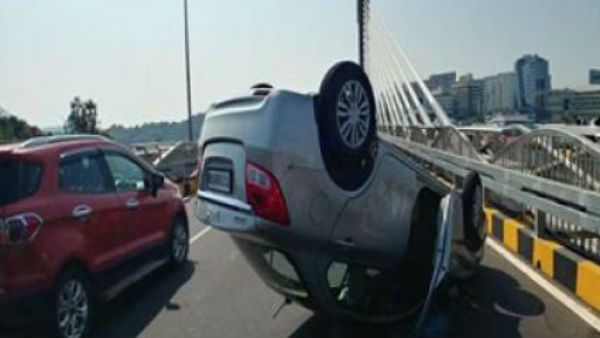 దుర్గం చెరువు కేబుల్ బ్రిడ్జిపై రోడ్డు ప్రమాదం... డివైడర్‌ను ఢీకొని పల్టీలు కొట్టిన కారు...