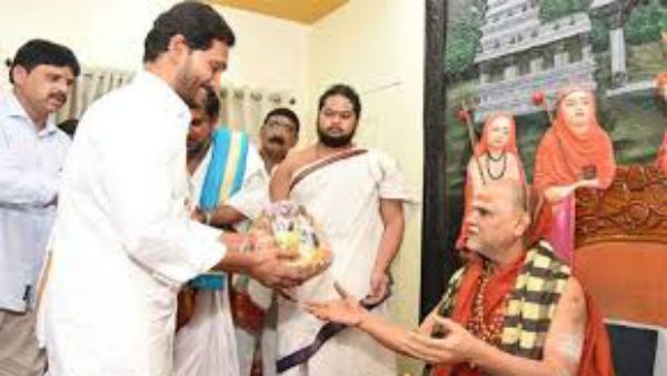 స్వరూపానందపై జగన్ స్వామిభక్తి .. ఆ నిర్ణయం తింగరి చేష్టలకు నిదర్శనం : యనమల ఫైర్