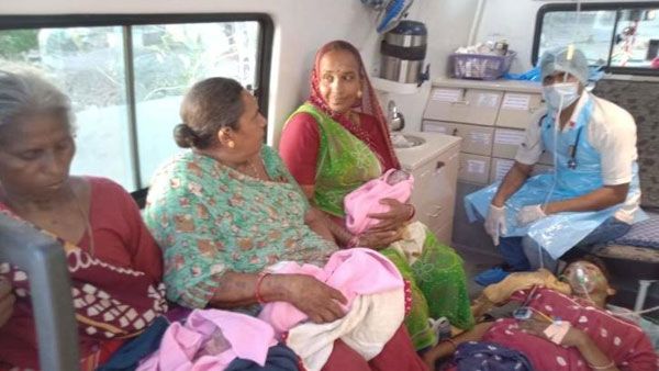 నది మధ్యలో నిండు గర్భిణీ ప్రసవం..తల్లీ ,బిడ్డను కాపాడిన 108 టీమ్..ఏం చేశారంటే