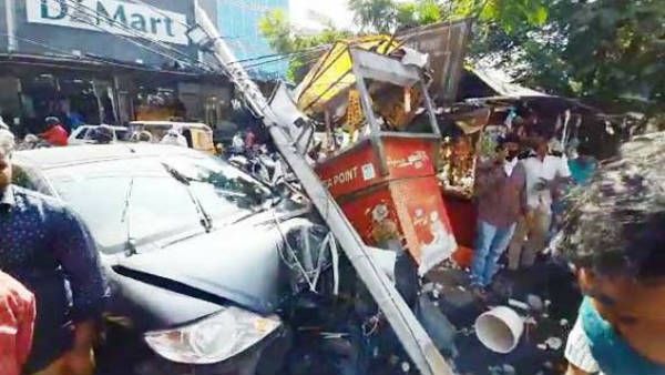 మలక్‌పేట్ డీమార్ట్ వద్ద కారు బీభత్సం, టీకొట్టులోకి దూసుకెళ్లింది