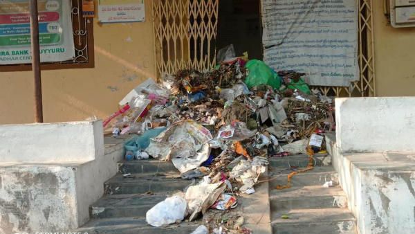 కృష్ణాలో వైసీపీ అరాచకం- లోన్లు ఇవ్వలేదని- బ్యాంకుల ముందు చెత్త డంపింగ్