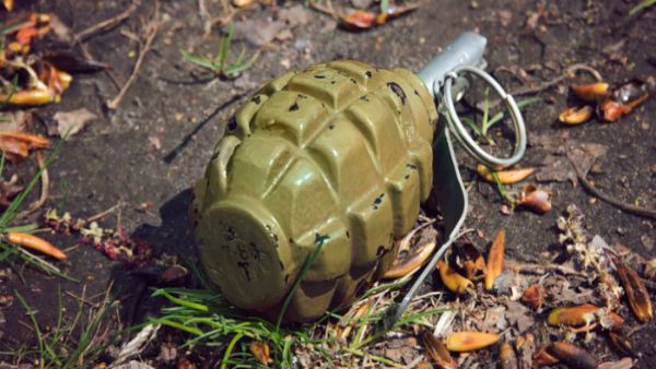 ఆలయమే లక్ష్యంగా ఉగ్రవాదులు గ్రెనెడ్ల దాడి: భారీ పేలుడుతో భయాందోళనలు