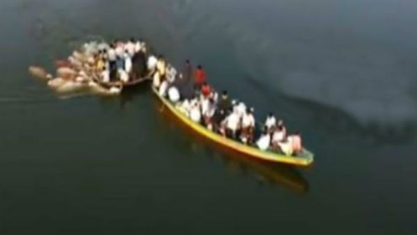 కృష్ణా నదిలో ప్రమాదకర ప్రయాణం: మనుషులతోపాటు పశువులు కూడా, పడవలకు కట్టి ఈడ్చుకుంటూ..