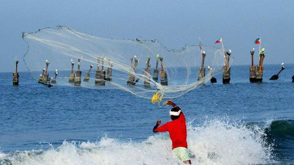 సముద్ర తీర ప్రాంతాల్లో ఫైటింగ్ .. చీరాలలో టెన్షన్ .. మత్స్యకారుల మధ్య ఘర్షణకు కారణం ఇదే !!