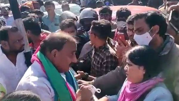 టీఆర్ఎస్‌కు ఎదురు తిరుగుతోన్న హైదరాబాదీయులు: ఎమ్మెల్యేను నిలదీసిన మహిళ: తోసేశారు