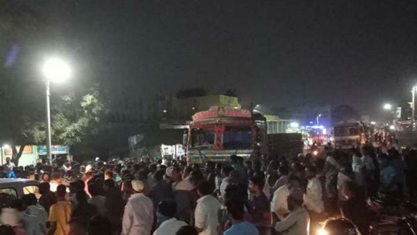 యువకుడిని ఢీకొట్టిన ఇసుక లారీ.. కామారెడ్డిలో తీవ్ర ఉద్రిక్తత... పోలీసుల లాఠీచార్జి...