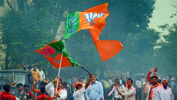 హోరాహోరీ పోరులో బీజేపీ విజయాల నమోదు .. ఇప్పటివరకు 24 స్థానాల్లో కమలవికాసం