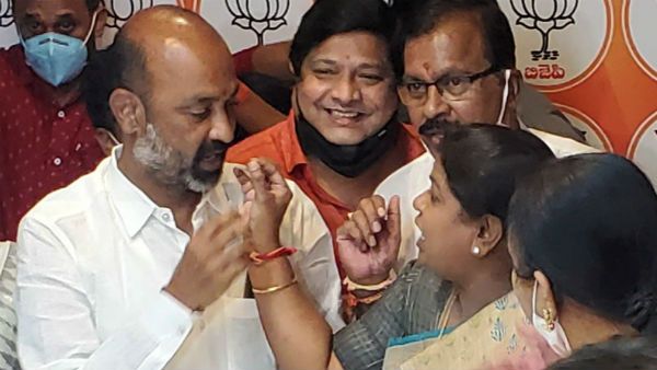 దుబ్బాకలో అల్లుడు, గ్రేటర్‌లో కొడుకు సంగతి చూశాం.. సర్జికల్ కాదు..శాఫ్రాన్ స్ట్రైక్స్ జరిగాయి: బండి సంజయ్