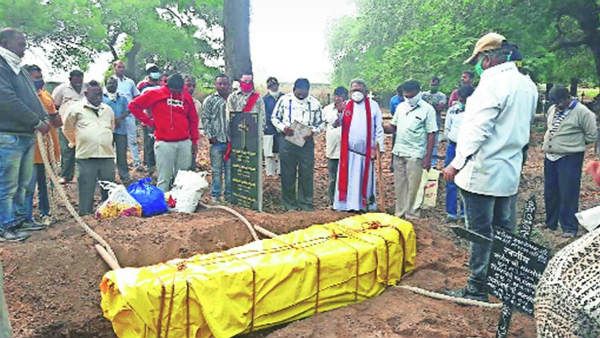 పాతిపెట్టేందుకు గొయ్యి సిద్ధం చేసి.. పాడెపై స్మశానానికి తీసుకెళ్తుండగా .. మదనపల్లెలో షాకింగ్ ఘటన