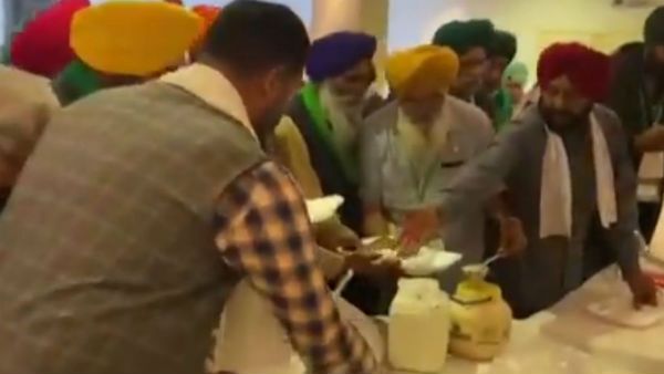 ప్రభుత్వం ఏర్పాటు చేసిన లంచ్ కు నో .. మేం భోజనం తెచ్చుకున్నామంటూ స్వాభిమానం చాటుకున్న రైతులు