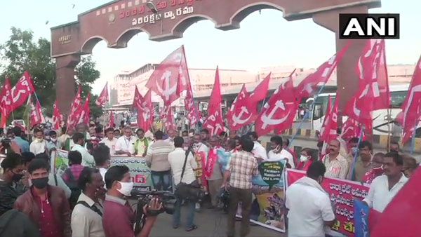 Bharat Bandh: అంబానీ..అదానీ: ఎరుపెక్కిన బెజవాడ: ఉత్తరాంధ్ర సహా వామపక్ష నేతల ర్యాలీల హోరు