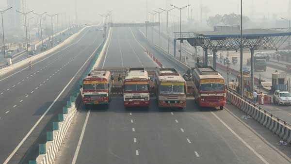 కేంద్రంతో రైతుల రెండో విడత చర్చల వేళ: ఢిల్లీ, ఘజియాబాద్ బోర్డర్ లో నిరసన, నేషనల్ హైవే 9 దిగ్బంధం