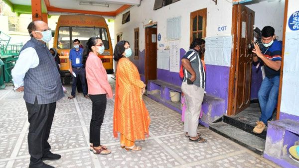 గ్రేటర్ వార్ .. కొనసాగుతున్న పోలింగ్ .. పాతబస్తీలో హై అలెర్ట్ ... రీజన్ ఇదే