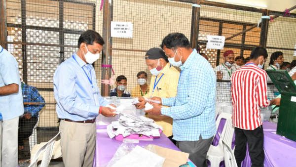 బ్యాలెట్ బాక్సుల్లో ఓట్ల గందరగోళం ... మౌలాలీ డివిజన్ లో కౌంటింగ్ నిలిపివేత, కొన్ని చోట్ల బీజేపీ అభ్యంతరం