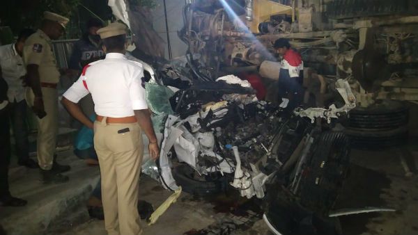 రక్తమోడిన గచ్చిబౌలి: టిప్పర్ ఢీ కొట్టిన వేగానికి కారు నుజ్జునుజ్జు: అయిదుమంది దుర్మరణం