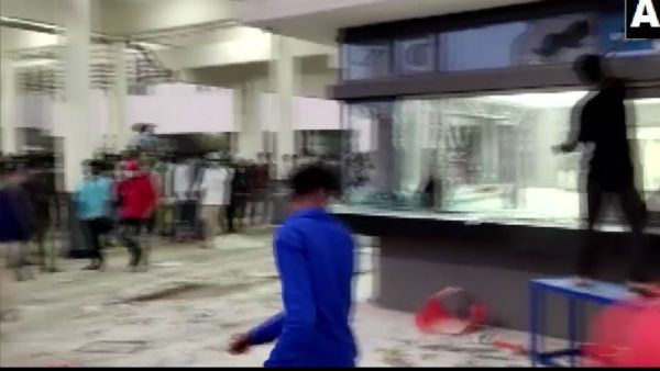 కట్టలు తెంచుకున్న ఉద్యోగుల ఆగ్రహం.. మాన్యుఫాక్చరింగ్ ప్లాంట్‌పై దాడి..పెను విధ్వంసం..