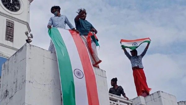 పాలక్కడ్ మున్సిపల్ కార్యాలయంపై జాతీయ జెండా.. ప్రదర్శించిన డీవైఎఫ్ఐ.. ఎందుకంటే..