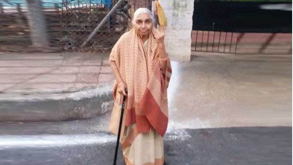 గ్రేటర్ పోల్స్: ఓటేసిన 80 ఏళ్ల వృద్ధురాలు, వారందరికి స్ఫూర్తి అంటూ కేటీఆర్ ప్రశంస