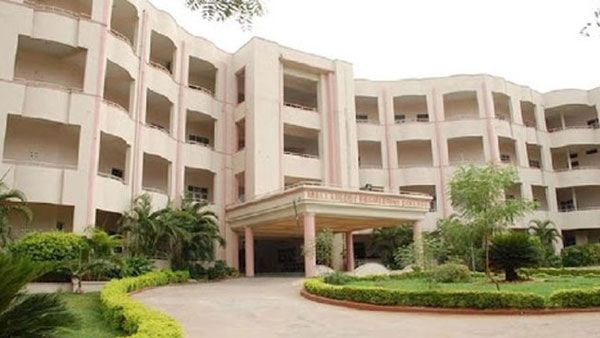 మల్లారెడ్డి కాలేజీకి న్యాక్ షాక్... బోగస్ పత్రాలు... ఐదేళ్ల పాటు బ్లాక్ లిస్టులో...