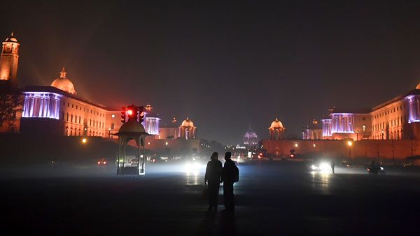 న్యూ ఇయర్ వేడుకలపై కరోనా దెబ్బ: దేశంలోని ప్రధాన నగరాల్లో కర్ఫ్యూ, ఆంక్షలు