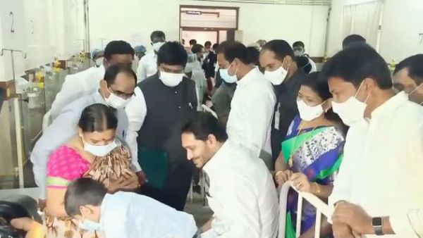 అంతుచిక్కని వ్యాధి... ఏలూరు బాధితులకు సీఎం జగన్ పరామర్శ... అండగా ఉంటామని భరోసా..