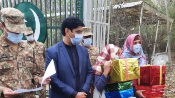 భజరంగి భాయిజాన్: అక్రమంగా భారత్‌లో: గిఫ్ట్ బాక్సులతో స్వదేశానికి: పాక్ సిస్టర్స్ వీడియో ఇదీ