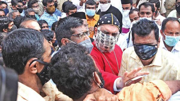 శబరిమల నకిలీ క్యూ పాస్‌లు- రూ.5 వేలకు విక్రయం- మూడు రాష్ట్రాల్లో దందా