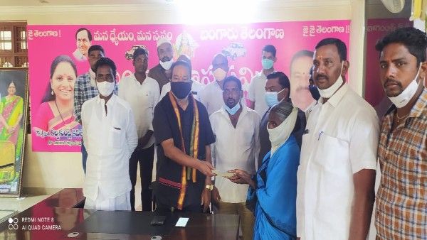 గల్ఫ్‌లో ఇంటి పెద్ద మృతి.. ఎన్నారై టీఆర్ఎస్ సెల్ చేయూత.. నగదు అందజేసిన ఎమ్మెల్యే..