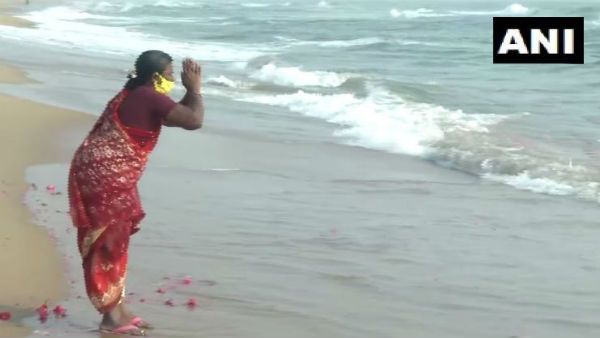 2004 సునామీ: ఆ ఘోర విపత్తుకు 16 ఏళ్లు... మెరీనా బీచ్‌ వద్ద మృతులకు పూలతో నివాళి