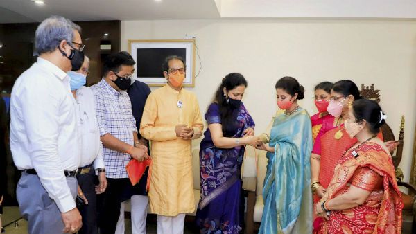 శివసేనలో చేరిన ఊర్మిళ మటోండ్కర్ .. పార్టీలో చేరగానే ఎమ్మెల్సీ గా జాక్ పాట్ , కంగనాకు చెక్ !!