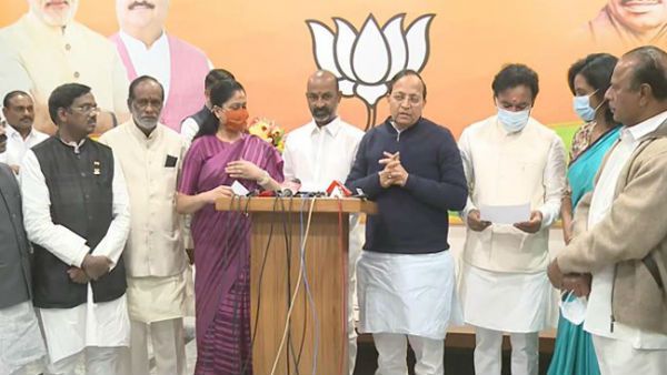 బీజేపీలో చేరిన విజయశాంతి .. మళ్ళీ 20 ఏళ్ళ తర్వాత సొంత గూటికి . కేసీఆర్ , కాంగ్రెస్ లపై ఫైర్