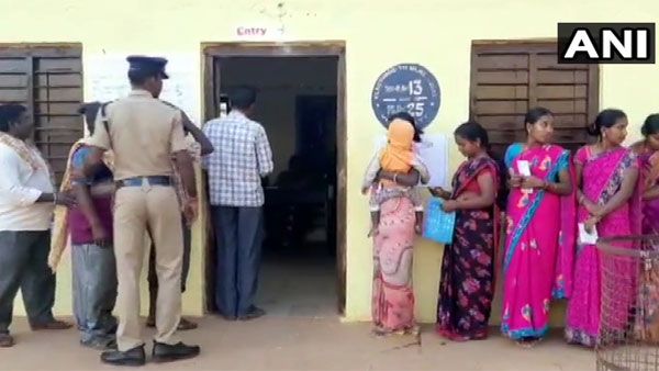 ఓటర్లు రాక పోలింగ్ కేంద్రాలు ఖాళీ .. గ్రేటర్ పోలింగ్ తగ్గటానికి చలి , కరోనా కారణాలన్న ఎస్ఈసి