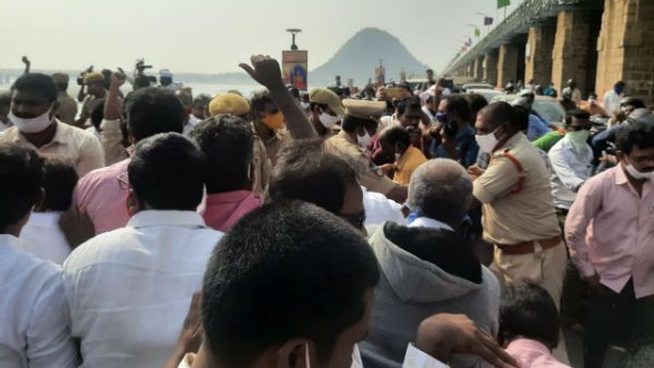 ప్రకాశం బ్యారేజ్‌ వద్ద టీచర్ల ఆందోళన ఉద్రిక్తం- అరెస్టులపై చంద్రబాబు ఫైర్‌