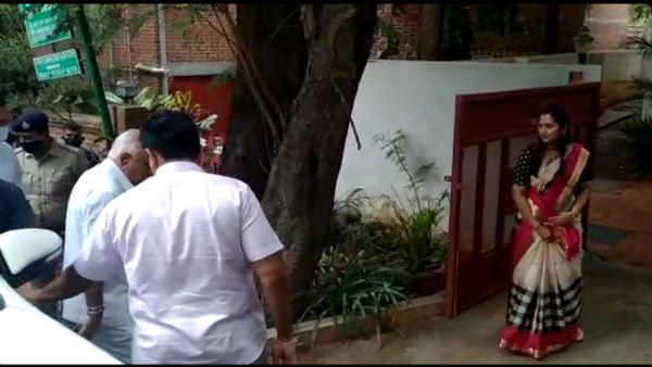 పీఏ ఇంటికి పరుగు తీసిన సీఎం, అసలు ఏం జరుగిందో ?, మాజీ మంత్రి, ఎమ్మెల్యే దెబ్బతో టెన్షన్, రహస్యంగా !