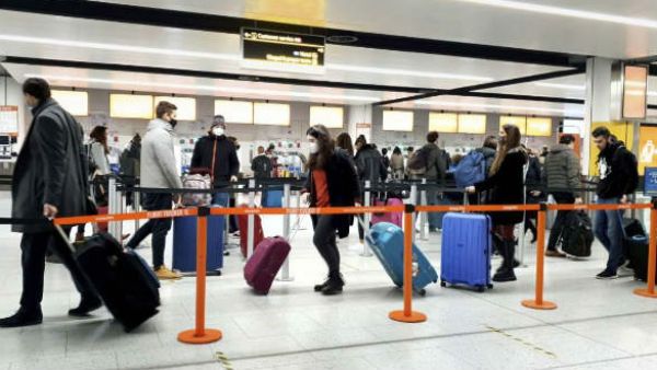 UK returnees: 18 మందికి పాజిటివ్, టచ్ లో 146 మంది, గిర్రున తిరిగేశారు, ఇళ్లకు పోస్టర్లు, బ్యారికేడ్లు !