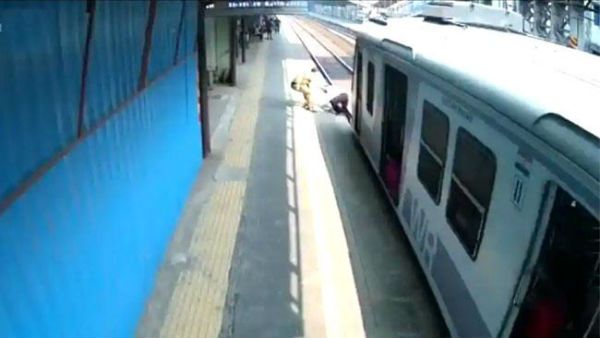 ముందు రైలు: క్షణాల్లో ప్రాణాలు కాపాడిన పోలీసు, నిర్లక్ష్యానికి కోపగించి చెంప ఛెళ్లుమనించాడు