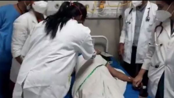 వీడియో: టిఫిన్ చేయకుండా కోవిషీల్డ్ వ్యాక్సిన్: విజయవాడ హెల్త్ వర్కర్‌కు ఏమైందో తెలుసా?