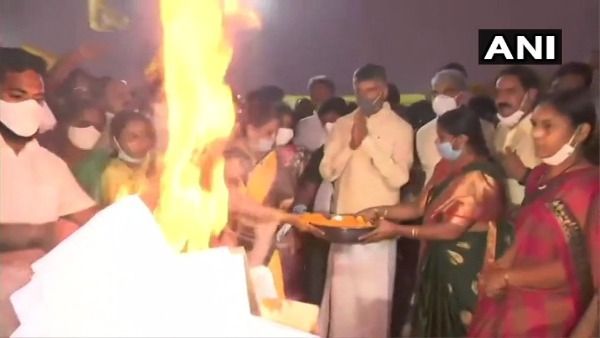 భోగి వేడుకల్లో చంద్రబాబు: వైఎస్ జగన్ నిర్ణయాల వల్ల సంక్రాంతి చిన్నబోయింది: ఆ జీవోల దగ్ధం