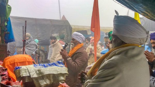 తీవ్రమైన చలిలో న్యూ ఇయర్ తొలిరోజు కూడా రైతుల నిరసన .. ఆ రెండు డిమాండ్లపై వెనక్కి తగ్గేది లేదన్న అన్నదాతలు