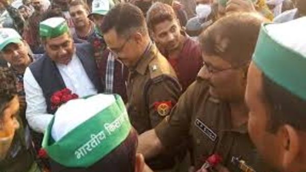 రైతు ట్రాక్టర్ ర్యాలీలో ఘర్షణలు: మరోవైపు పోలీసులకు గులాబీలు, రైతులతో భోజనాలు