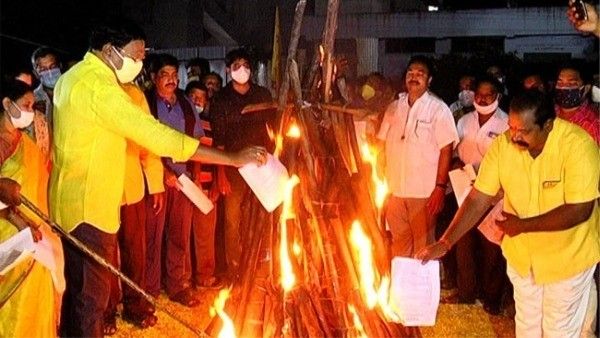 భోగి మంటల్లో జీవో కాపీలు.. నిరసనల భోగి: గద్దె రామ్మోహన్, కేశినేని శ్వేత..