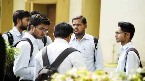 తెలంగాణలో ఇంటర్ పరీక్ష ఫీజు షెడ్యూల్ విడుదల.. వితౌట్ ఫైన్ చెల్లించే తేదీ ఇదే